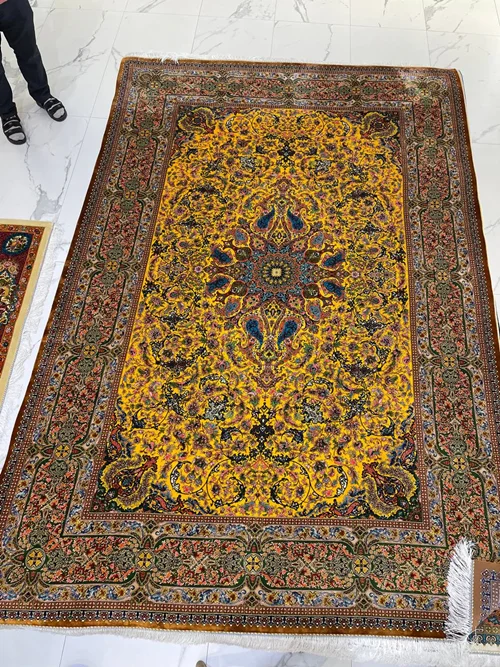 فرش ماشینی ابریشم 1500 شانه کاشان زمینه طلایی کد5595